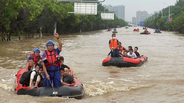 河北省涿州市，救援人员乘坐橡皮艇疏散被困居民 - Sputnik Türkiye