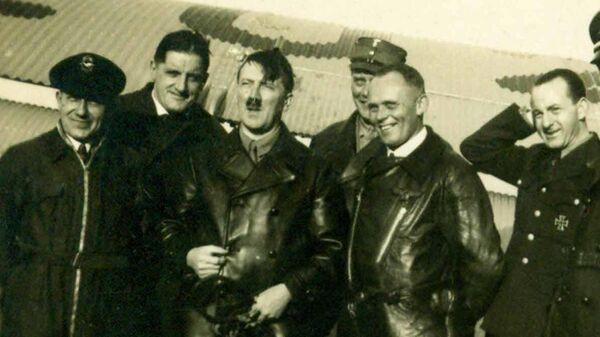 Фотография, изъятая у Г. Баура при аресте После полета во время избирательной кампании. 2 сентября 1932 г. - Sputnik Türkiye