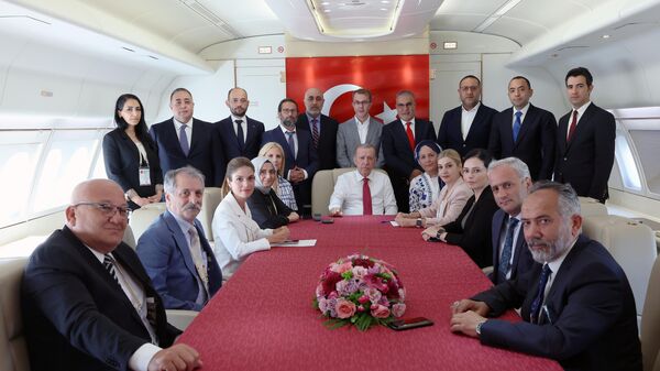 Cumhurbaşkanı Recep Tayyip Erdoğan, uçakta gazetecilere açıklamalarda bulundu ve soruları yanıtladı. - Sputnik Türkiye