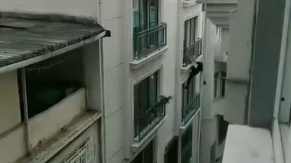 İstanbul'da bir hırsız tırmandığı bir otelin ikinci katındaki odadan çanta çaldı - Sputnik Türkiye