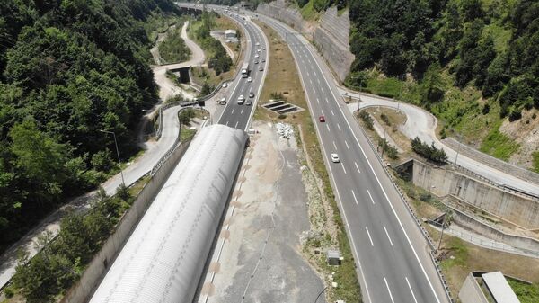 Bolu Dağı Tüneli-İstanbul istikameti 50 gün trafiğe kapatılacak - Sputnik Türkiye