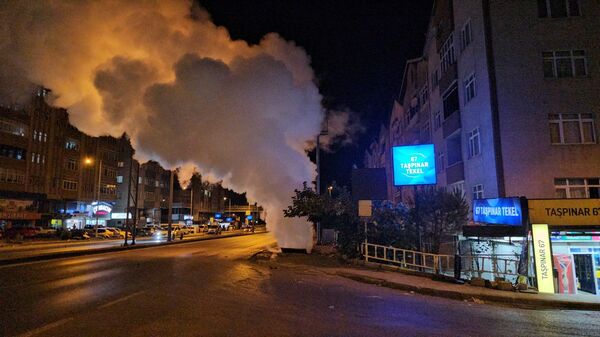 Karadeniz Ereğli'de patlama sesi sonrası kaldırımdan buhar yükseldi - Sputnik Türkiye