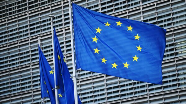 Флаги с символикой Евросоюза у здания Еврокомиссии в Брюсселе, Бельгия - Sputnik Türkiye