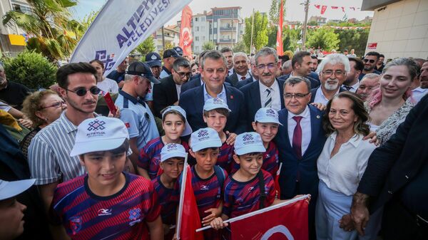 CHP Genel Başkanı Özgür Özel, Balıkesir'de Altıeylül Belediyesini ziyaret etti. - Sputnik Türkiye