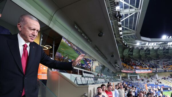 Cumhurbaşkanı Recep Tayyip Erdoğan, UEFA Avrupa Konferans Ligi 2. eleme turunda RAMS Başakşehir ile San Marino ekibi La Fiorita'nın Başakşehir Fatih Terim Stadyumu’nda gerçekleştirdiği karşılaşmayı takip etti - Sputnik Türkiye