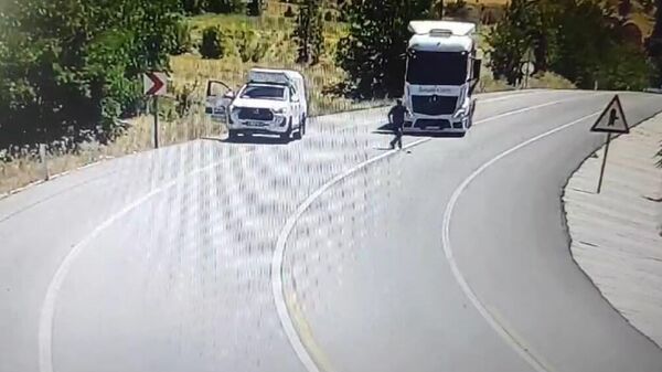 Tunceli'de yolun ortasında yaralı serçe gören Cihan Karaca isimli vatandaş araçtan inerek serçeyi kurtarmak isterken bir kamyonun çarpması sonucu yaralandı - Sputnik Türkiye