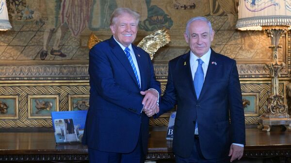 ABD'nin Florida eyaletinin Palm Beach kentindeki Mar-a-Lago malikanesinde eski Başkan Donald Trump, İsrail Başbakanı Benyamin Netanyahu ile görüştü - Sputnik Türkiye