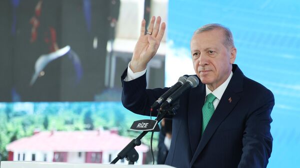 Cumhurbaşkanı Recep Tayyip Erdoğan, Rize Valiliği önünde düzenlenen Ayder Yaylası Koruma ve Yenileme Projesi İl Geneli Kentsel Dönüşüm ve Afet Konutları Anahtar Teslimi ve Toplu Açılış Töreni'nde konuştu. - Sputnik Türkiye