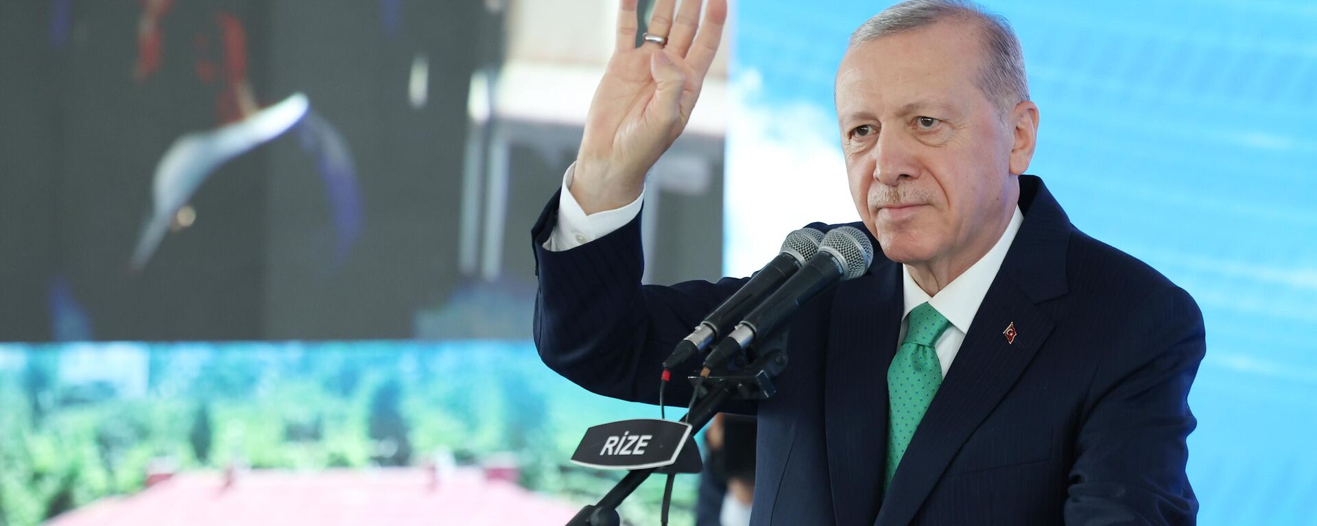 Cumhurbaşkanı Recep Tayyip Erdoğan, Rize Valiliği önünde düzenlenen Ayder Yaylası Koruma ve Yenileme Projesi İl Geneli Kentsel Dönüşüm ve Afet Konutları Anahtar Teslimi ve Toplu Açılış Töreni'nde konuştu. - Sputnik Türkiye, 1920, 27.07.2024