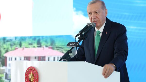 Cumhurbaşkanı Recep Tayyip Erdoğan, Rize Valiliği önünde düzenlenen Ayder Yaylası Koruma ve Yenileme Projesi İl Geneli Kentsel Dönüşüm ve Afet Konutları Anahtar Teslimi ve Toplu Açılış Töreni'nde konuştu. - Sputnik Türkiye