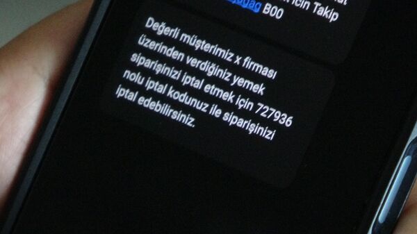 Son dönemde gelişen teknoloji ve getirdiği kolaylıklarla beraber internet üzerinden yemek siparişleri de artmaya devam ediyor. Uzmanlar bu kolaylığı fırsata çevirmeye çalışanlara karşı uyarılarda bulunarak, verilmeyen bir sipariş üzerine gelen linklere tıklanmaması ve istenen kodların paylaşılmamasına dikkat çekiyor. - Sputnik Türkiye