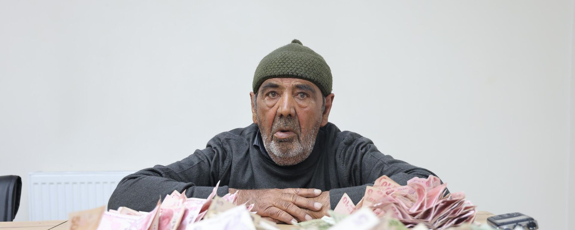 'Dilenerek günde 10 bin lira kazanıyor' denildi: 'Amca dilenci değil' - Sputnik Türkiye, 1920, 30.07.2024