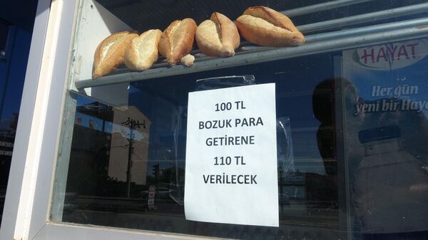 Yozgat'ta bir fırıncı, müşterilerine bozuk para üstü verecek madeni para bulamayınca dükkanının camına ilan asarak 100 lira bozuk para getirene 110 lira vereceğini söyledi - Sputnik Türkiye