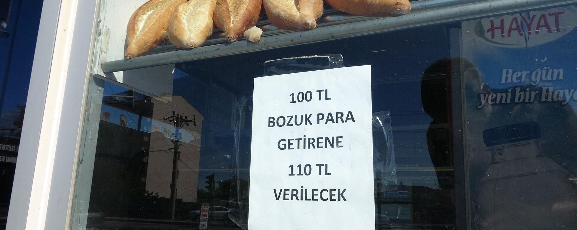 Yozgat'ta bir fırıncı, müşterilerine bozuk para üstü verecek madeni para bulamayınca dükkanının camına ilan asarak 100 lira bozuk para getirene 110 lira vereceğini söyledi - Sputnik Türkiye, 1920, 30.07.2024