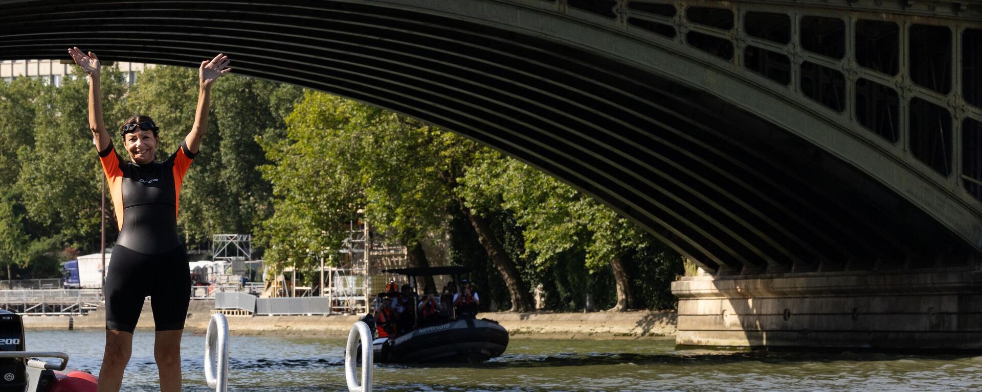 Paris Mayor Anne Hidalgo waves before swimming in the Seine, in Paris on July 17, 2024, to demonstrate that the river is clean enough to host the outdoor swimming events at the Paris Olympics later this month. Despite an investment of 1.4 billion euros ($1.5 billion) to prevent sewage leaks into the waterway, the Seine has been causing suspense in the run-up to the opening of the Paris Games on July 26 after repeatedly failing water quality tests. - Sputnik Türkiye, 1920, 30.07.2024