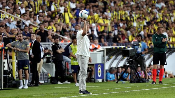 Fenerbahçe, UEFA Şampiyonlar Ligi 2. Eleme Turu rövanş maçında İsviçre temsilcisi FC Lugano ile karşılaşıyor. Müsabakanın ilk yarısı konuk ekibin 1-0'lık üstünlüğü ile sona erdi. - Sputnik Türkiye