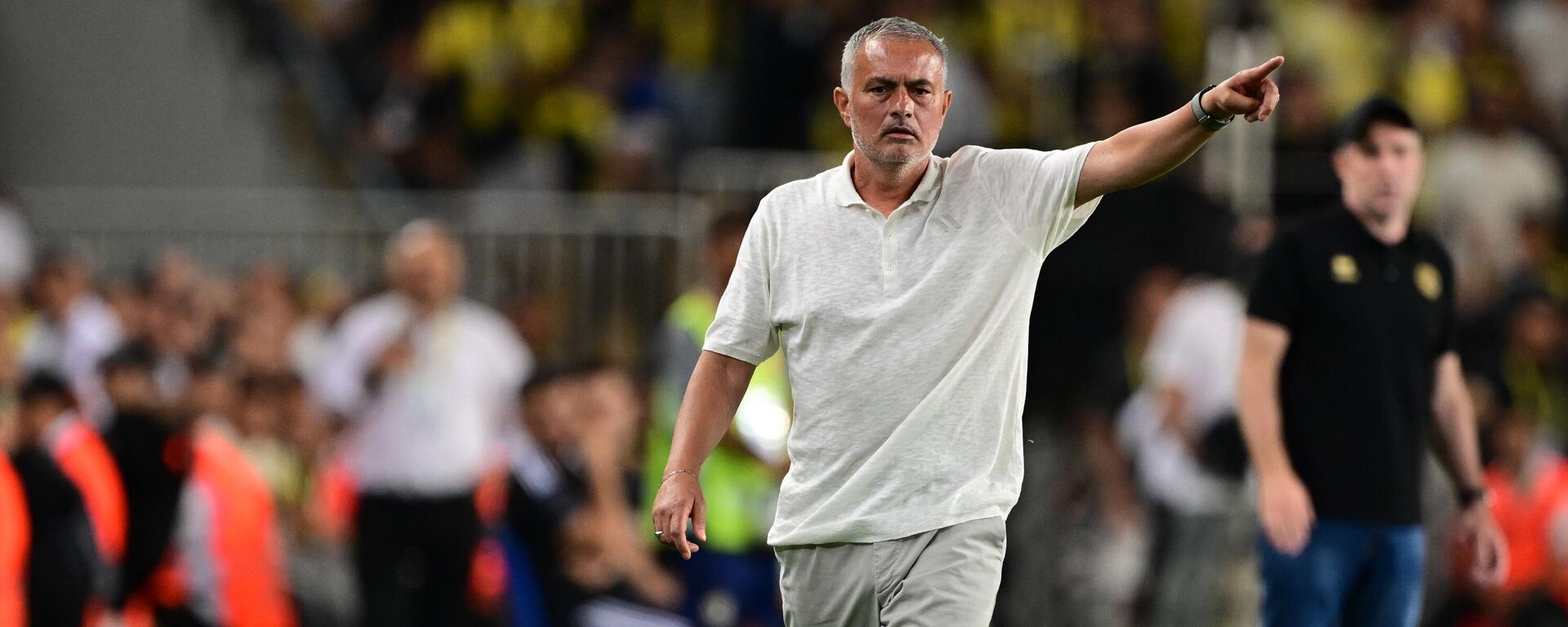 UEFA Şampiyonlar Ligi 2. eleme turu rövanş maçında, Fenerbahçe ile Lugano takımları Ülker Stadı'nda karşılaştı. Fenerbahçe Teknik Direktörü Jose Mourinho, oyuncularına taktik verdi. - Sputnik Türkiye, 1920, 30.07.2024