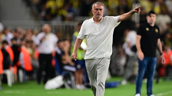 UEFA Şampiyonlar Ligi 2. eleme turu rövanş maçında, Fenerbahçe ile Lugano takımları Ülker Stadı'nda karşılaştı. Fenerbahçe Teknik Direktörü Jose Mourinho, oyuncularına taktik verdi. - Sputnik Türkiye