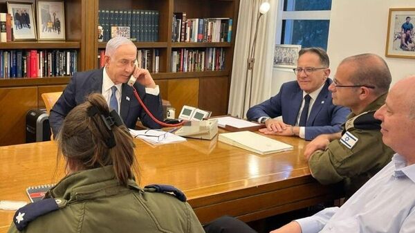 Lübnan'ın başkenti Beyrut'a düzenlenen saldırı sonrası İsrail Başbakanlık Basın Ofisi, Başbakan Binyamin Netanyahu'nun fotoğrafını herhangi bir mesaj olmadan paylaştı. Basın ofisinden paylaşılan fotoğrafta, Netanyahu'nun İsrail Ulusal Güvenlik Konseyi Başkanı Tzachi Hanegbi, askeri danışmanı Roman Gofman ve bazı yetkililerle toplantı halinde olduğu görülüyor. Herhangi bir açıklama yapılmadan paylaşılan fotoğrafta, Netanyahu'nun kırmızı kablolu sabit telefonla konuştuğu fotoğrafta göze çarpıyor.  - Sputnik Türkiye