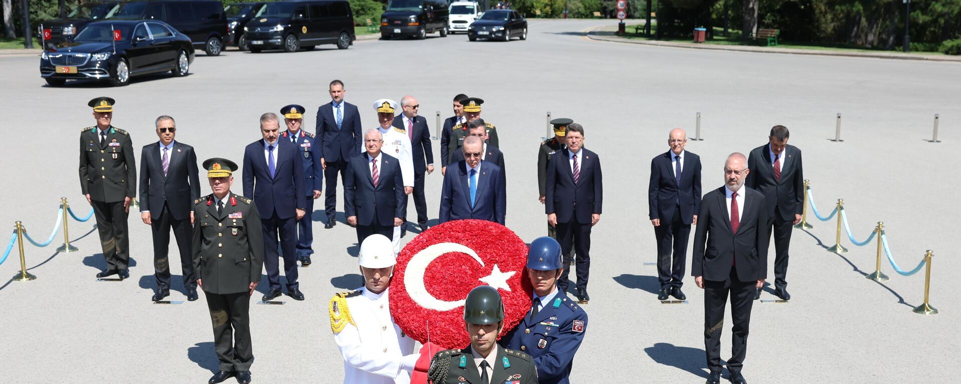 Cumhurbaşkanı Erdoğan başkanlığındaki YAŞ üyeleri Anıtkabir'i ziyaret etti - Sputnik Türkiye, 1920, 01.08.2024