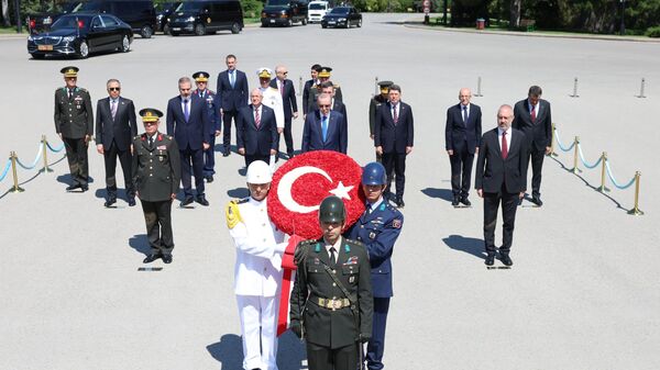 Cumhurbaşkanı Erdoğan başkanlığındaki YAŞ üyeleri Anıtkabir'i ziyaret etti - Sputnik Türkiye