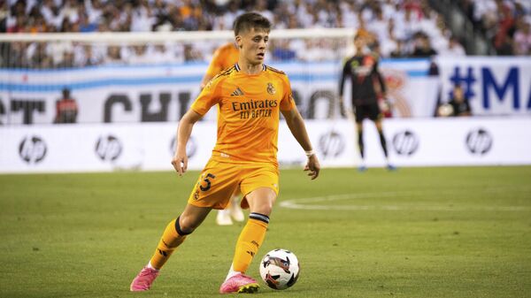 La Liga ekiplerinden Real Madrid, yeni sezon hazırlıkları kapsamında ABD'nin Illinois eyaletinin Chicago kentindeki Soldier Field Stadyumu'nda AC Milan takımıyla hazırlık maçında karşılaştı. Karşılaşmada Milli Takım oyuncusu Arda Güler (15) de mücadele etti.  - Sputnik Türkiye