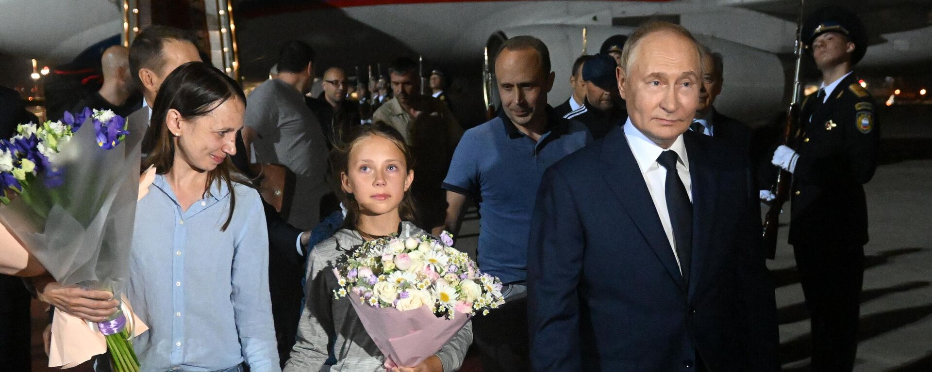 President Vladimir Putin mets Russian citizens who were released as a result of the exchange at the airport - Sputnik Türkiye, 1920, 02.08.2024