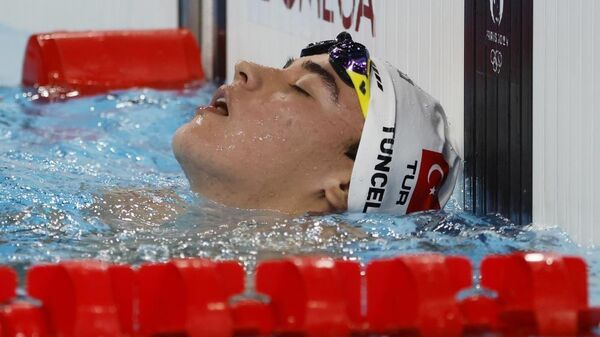 Olimpiyat Oyunları tarihinde yüzmede finale kalan ilk Türk sporcu olma başarısı gösteren rekortmen yüzücümüz Kuzey Tunçelli, 1500 metre serbest stil finalindeki derecesiyle dünya gençler rekorunu kırarak önemli bir başarıya imza attı. - Sputnik Türkiye