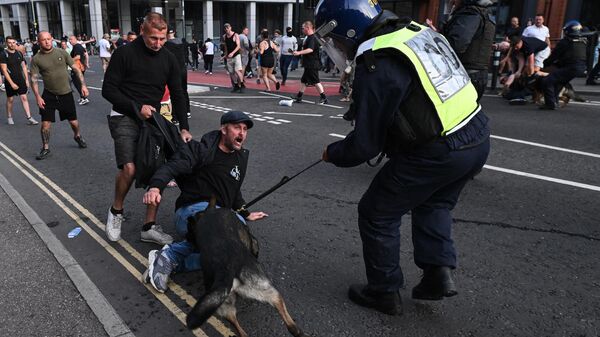  İngiltere'de 30 Temmuz'da başlayan aşırı sağcı sokak olayları dalga dalga tüm ülkeye yayılırken olaylarda çok sayıda polis yaralandı, polis araçları, evler, sivil araçlar ve dini yapılar saldırıya uğradı. - Sputnik Türkiye