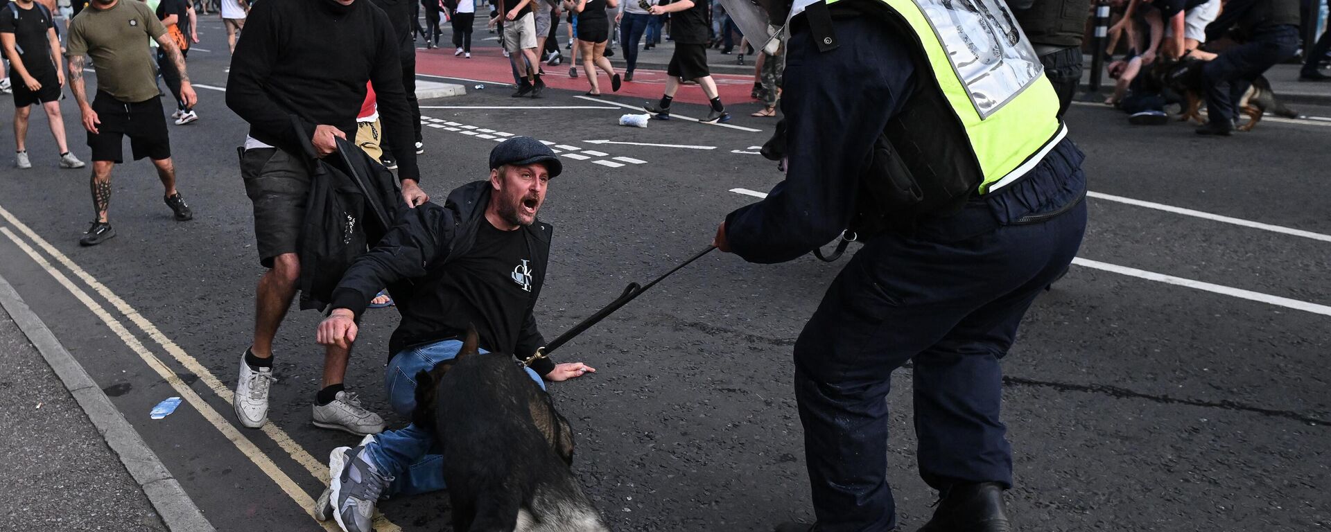  İngiltere'de 30 Temmuz'da başlayan aşırı sağcı sokak olayları dalga dalga tüm ülkeye yayılırken olaylarda çok sayıda polis yaralandı, polis araçları, evler, sivil araçlar ve dini yapılar saldırıya uğradı. - Sputnik Türkiye, 1920, 04.08.2024