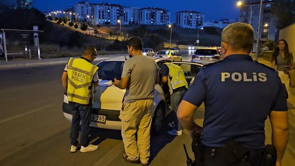 Edirne'de alkolü tır sürücüsü, idari para cezasından ve ehliyetini kaptırmamak için her yolu denedi ama polis ekiplerini ikna edemedi - Sputnik Türkiye