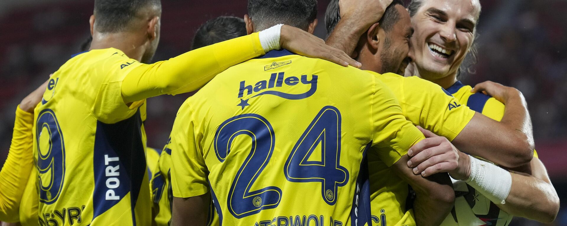 UEFA Şampiyonlar Ligi 3. eleme turu ilk maçında Lille ile Fenerbahçe, Hainaut Stadyumu'nda karşılaştı. Fenerbahçeli oyuncu İrfan Can Kahveci, attığı golün ardından takım arkadaşlarıyla sevinç yaşadı.  - Sputnik Türkiye, 1920, 06.08.2024