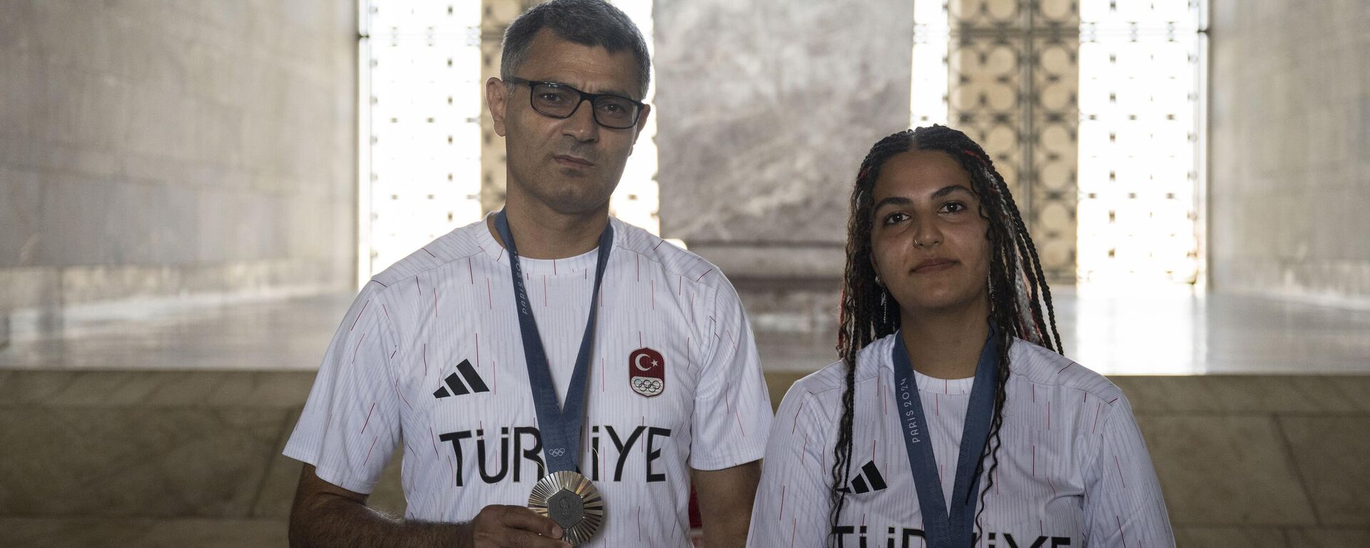 Türkiye Atıcılık Federasyonu Başkanı Gürsel Çolakoğlu ve Paris 2024 Olimpiyat Oyunları'nda mücadele eden milli atıcılar, Anıtkabir'i ziyaret etti. - Sputnik Türkiye, 1920, 07.08.2024