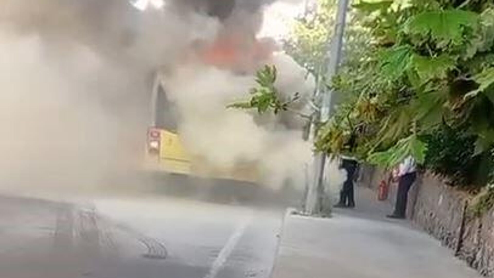 İstanbul Bahçeşehir'de seyir halindeki İETT obüsünün motor kısmında yangın çıktı. Alevlerin yükseldiği otobüsteki yolcular hızla tahliye edilirken, yangın itfaiye ekipleri tarafından kısa sürede söndürüldü. - Sputnik Türkiye, 1920, 08.08.2024