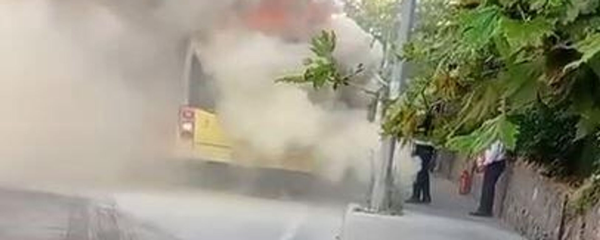 İstanbul Bahçeşehir'de seyir halindeki İETT obüsünün motor kısmında yangın çıktı. Alevlerin yükseldiği otobüsteki yolcular hızla tahliye edilirken, yangın itfaiye ekipleri tarafından kısa sürede söndürüldü. - Sputnik Türkiye, 1920, 08.08.2024