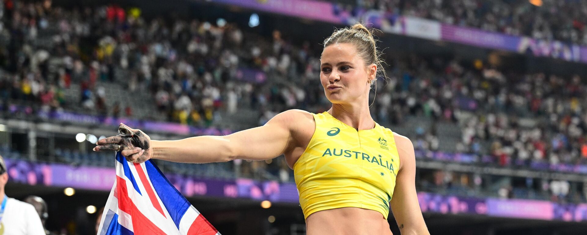 Nina Kennedy, milli atıcı Yusuf Dikeç'in ikonikleşen eli cebinde atış pozu vererek sevinç yaşadı. - Sputnik Türkiye, 1920, 08.08.2024