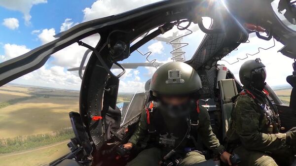 Экипаж вертолета Ка-52 Аллигатор выполняет боевое задание  - Sputnik Türkiye