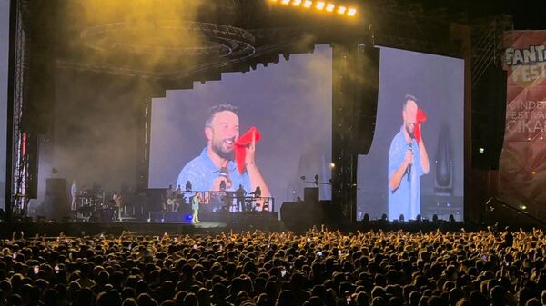 Tarkan havlusunu hayranına attı - Sputnik Türkiye