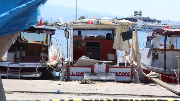 
İzmir Karşıyaka'daki balıkçı barınağında bağlı halde bulunan bir teknenin derin dondurucusunun içerisinde 24 yaşındaki Hilmiye Tuğba Esgin'in cesedi bulundu. - Sputnik Türkiye