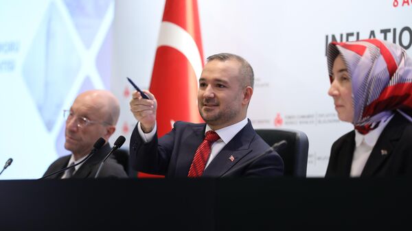 Merkez Bankası Başkanı Fatih Karahan'ın, Bankanın İdare Merkezi'nde bu yılın üçüncü Enflasyon Raporu'nun tanıtımı amacıyla düzenlediği bilgilendirme toplantısında bazı sorulara Başkan Yardımcıları Hatice Karahan ve Osman Cevdet Akçay yanıt verdi. - Sputnik Türkiye