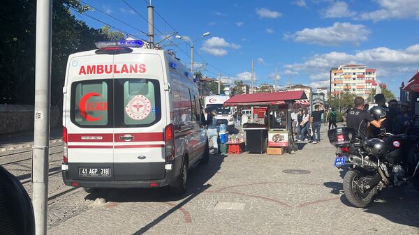 Kocaeli'nin İzmit ilçesinde sigara isteyen kişinin talebini geri çeviren şahıs, aldığı bıçak darbeleriyle yaralandı. Saldırgan, olay yerinden kaçarken 3 kişiyi daha bıçakladı. - Sputnik Türkiye