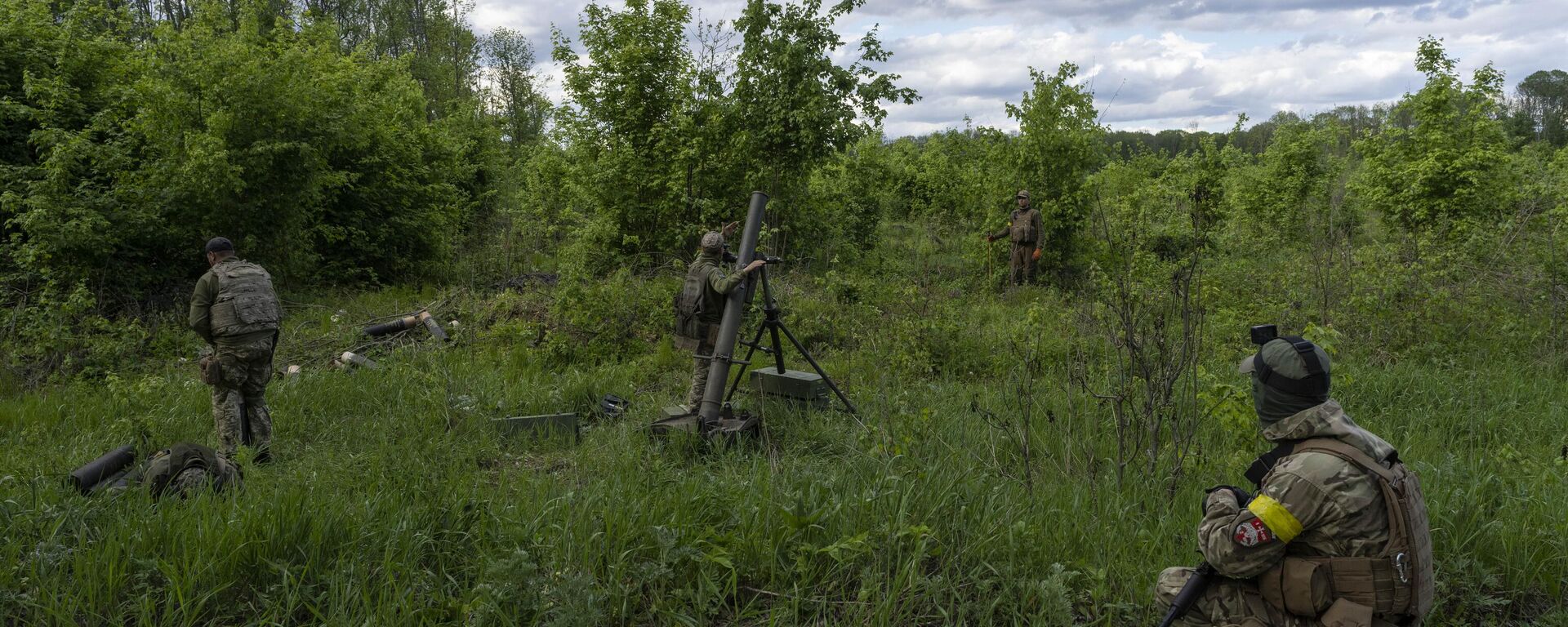 Украинские военнослужащие в сопровождении членов Иностранного легиона под Харьковом. Архивное фото - Sputnik Türkiye, 1920, 15.11.2024