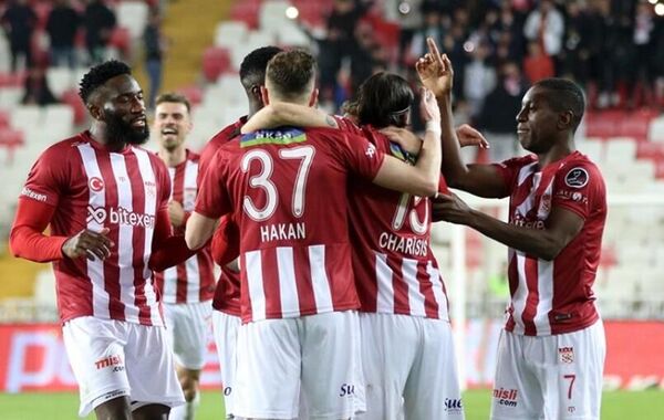 Sivasspor-Trabzonspor maçı hangi saatte oynanacak? hangi kanalda?11 Ağustos Pazar günü oynanacak maçın hakemi Cihan Aydın oldu. Maç saati ise 19:15 olarak belirlendi. Beinsports 1&#x27;de yayınlanacak. - Sputnik Türkiye