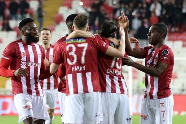 Sivasspor-Trabzonspor maçı hangi saatte oynanacak? hangi kanalda?11 Ağustos Pazar günü oynanacak maçın hakemi Cihan Aydın oldu. Maç saati ise 19:15 olarak belirlendi. Beinsports 1&#x27;de yayınlanacak. - Sputnik Türkiye