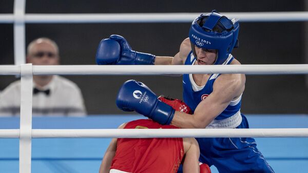 Paris 2024 Olimpiyat Oyunları'nda boks branşı kadınlar 50 kilogram final müsabakası, Roland-Garros Stadyumu’nda yapıldı. Müsabakada milli boksör Buse Naz Çakıroğlu (mavi), rakibi Çin’den Yu Wu (kırmızı) ile mücadele etti.
 - Sputnik Türkiye