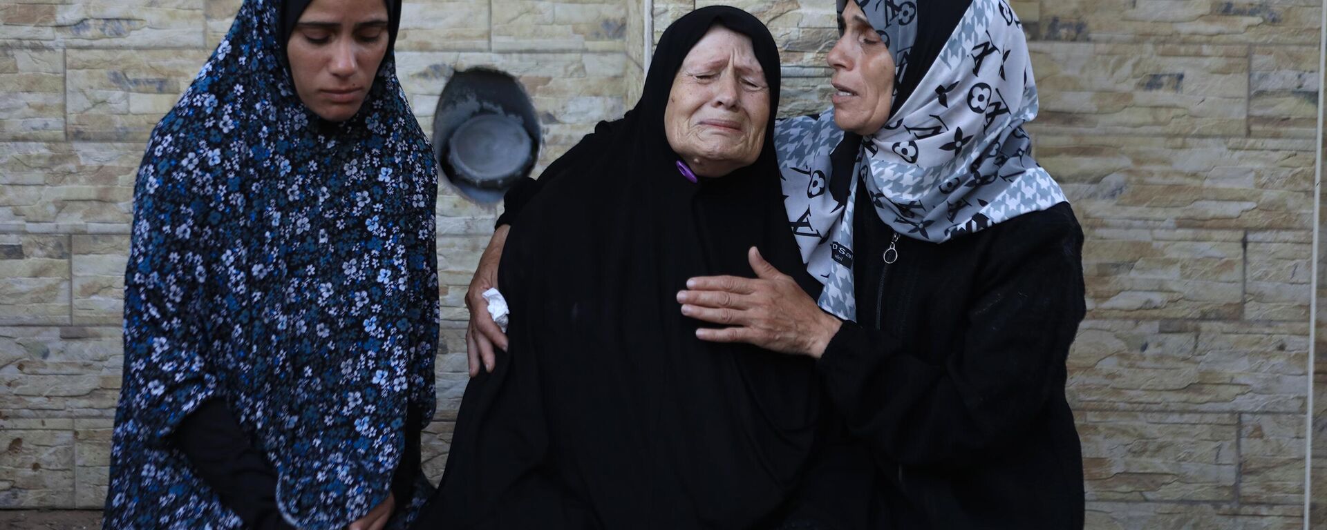 İsrail ordusunun, Gazze kentinin doğusundaki Ed-Derac Mahallesi'nde yerinden edilenlerin sığındığı Et-Tabiin Okuluna  düzenlediği saldırıda en az 100 Filistinlinin öldüğü, onlarca kişinin yaralandığı bildirildi - Sputnik Türkiye, 1920, 10.08.2024