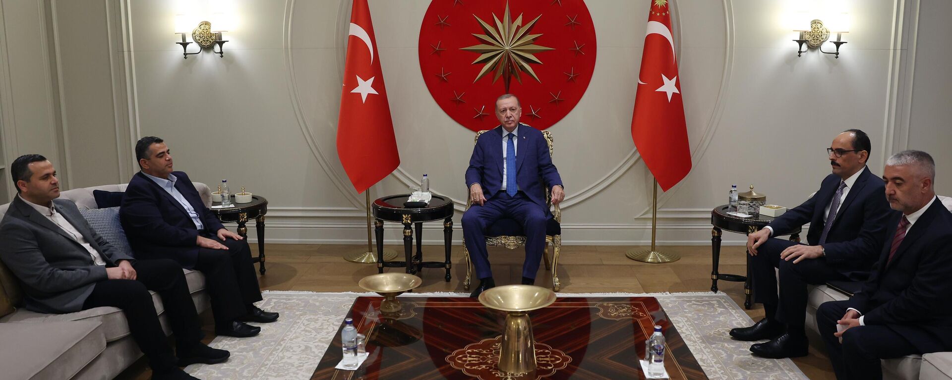 Cumhurbaşkanı Recep Tayyip Erdoğan, suikasta uğrayan Hamas Siyasi Büro Başkanı İsmail Heniyye'nin oğulları Abdüsselam (sol 2) ve Hemmam (solda) Heniyye'yi kabul etti. Kabulde, Milli İstihbarat Teşkilatı Başkanı İbrahim Kalın (sağ 2) ile Cumhurbaşkanı Başdanışmanı Sefer Turan (sağda) da hazır bulundu.  - Sputnik Türkiye, 1920, 10.08.2024