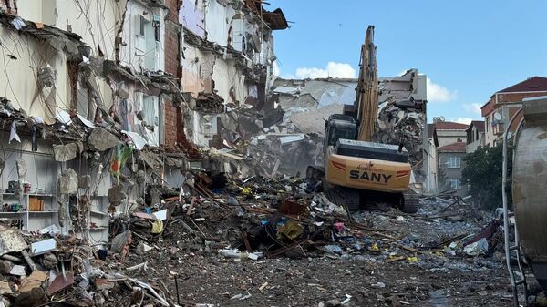 Pendik'te İETT otobüsünün çarptığı binanın yıkım çalışmalarına sabah saatlerinde yeniden başlandı. Orhangazi Mahallesi'nde İETT otobüsünün çarpması sonucu kolonunda hasar oluşan 4 katlı binanın yıkımı için dün başlatılan çalışmalar devam ediyor. - Sputnik Türkiye