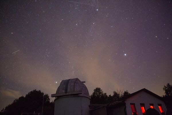 Slovakya&#x27;nın Poloniny Milli Parkı&#x27;nda bulunan Kolonicke Sedlo Astronomi Gözlemevi&#x27;nden &#x27;Perseid meteor yağmuru&#x27; - Sputnik Türkiye