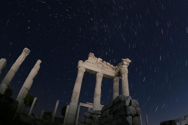 İzmir&#x27;in Bergama ilçesinde UNESCO Dünya Miras Listesi&#x27;nde yer alan Bergama Akropolü&#x27;nde &quot;Perseid meteor yağmuru&quot;  - Sputnik Türkiye